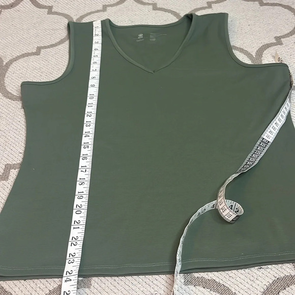 JOY collection clean boss Luxe Performance Ultra-Smooth Power v-neck Tank top - Picture 5 of 7